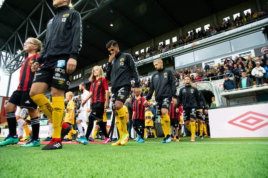 Spelarna kommer in på planen