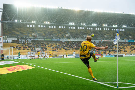 Elfsborgs Simon Lundevall lägger en hörna