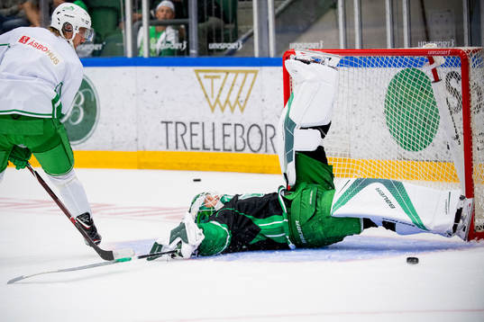 Målvakt Ville Kolppanen räddar