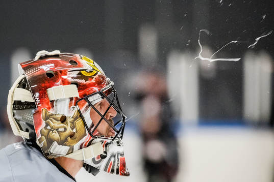 Malmö Redhawks målvakt Cristopher Nihlstorp spottar