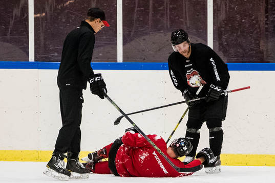 Malmö Redhawks Emil Molin blir liggandes