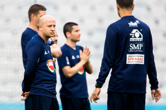 Head coach Marko Nikolić  of Vidi