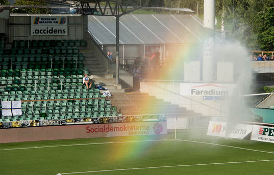 Planen vattnas innan fotbollsmatchen i Allsvenskan mellan