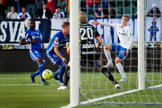 Norrköpings Arnór Sigurdsson slår ett inlägg som leder