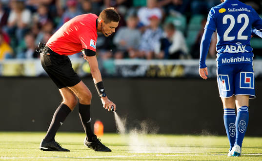 Domare Magnus Lindgren med sin spray
