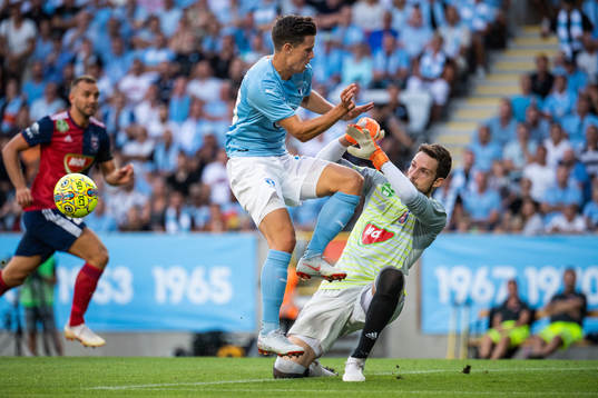 Marcus Antonsson of Malmö FF challenges Stefan Šćepović