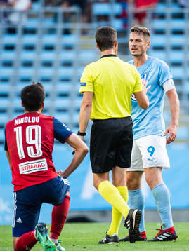 Markus Rosenberg of Malmö FF in a discussion with the