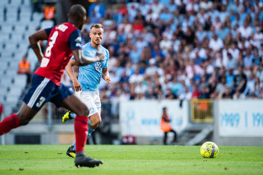 Paulo Vinícius of Vidi and Eric Larsson of Malmö FF