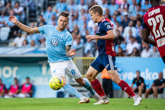 Arnór Ingvi Traustason of Malmö FF and Paulo Vinícius of
