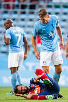 Markus Rosenberg of Malmö FF reacts against Boban Nikolov