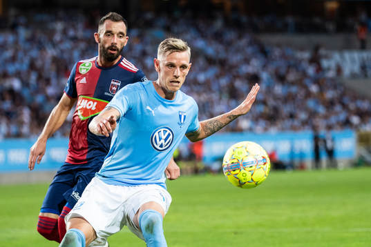 Attila Fiola of Vidi and Sören Rieks of Malmö FF competes