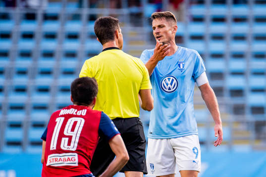 Markus Rosenberg of Malmö FF in discussion with referee