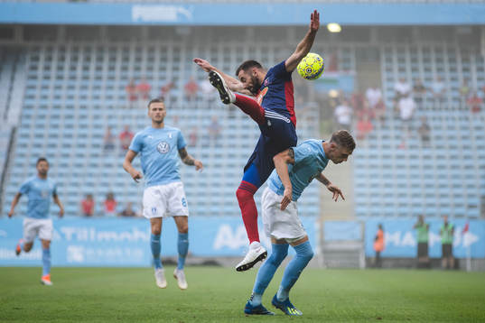 Attila Fiola of Vidi and Sören Rieks of Malmö FF competes