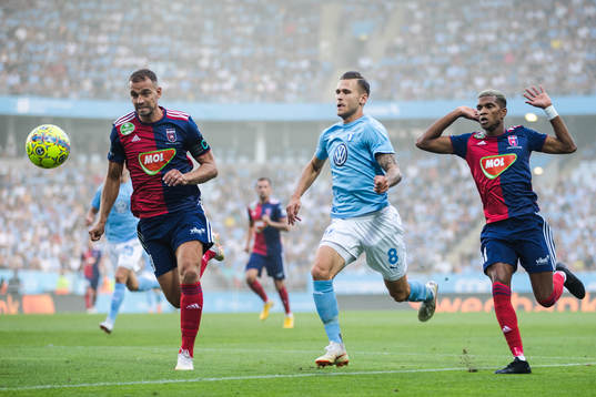 Roland Juhász and Paulo Vinícius of Vidi competes for the