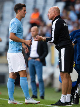 Marcus Antonsson in a discussion with head coach Uwe