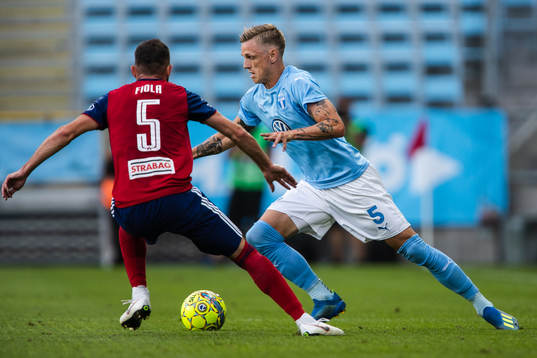 Attila Fiola of Vidi and Sören Rieks of Malmö FF competes
