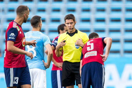 Referee Matej Jug
