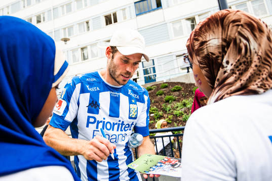 IFK Göteborgs Emil Salomonsson skriver autograf