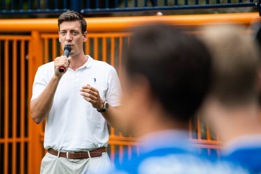 Nils Mayer från Cruyff Foundation talar