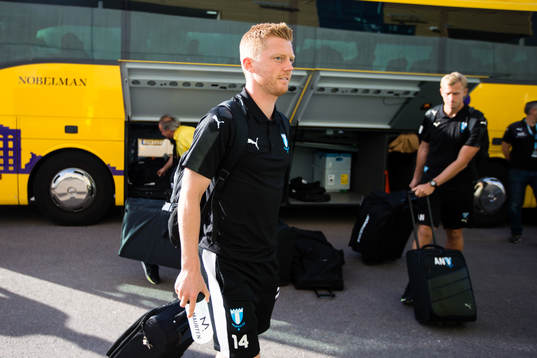 Malmö FFs Anders Christiansen kliver av spelarbussen