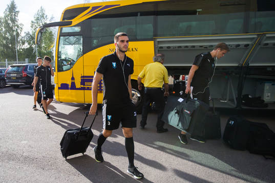 Malmö FFs Egzon Binaku kliver av spelarbussen