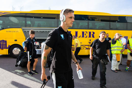 Malmö FFs Sören Rieks kliver av spelarbussen