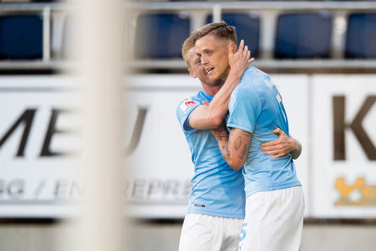 Malmö FFs Sören Rieks gör 0-1 och gratuleras av Anders
