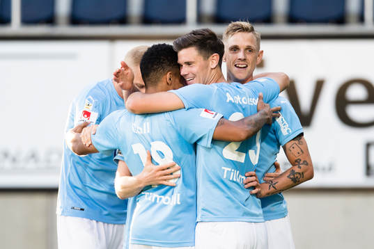 Malmö FFs Sören Rieks gör 0-1 och gratuleras av