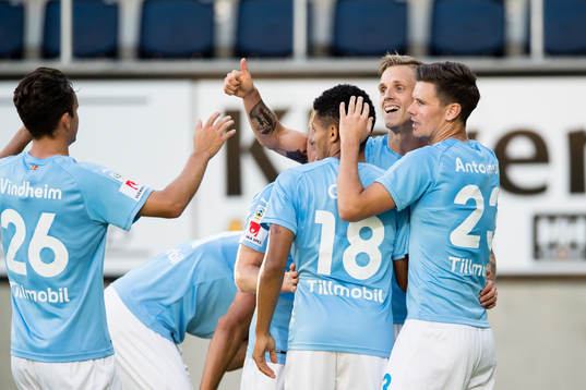 Malmö FFs Sören Rieks gör 0-1 och gratuleras av
