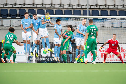 Malmö FFs Sören Rieks får en boll i ansiktet