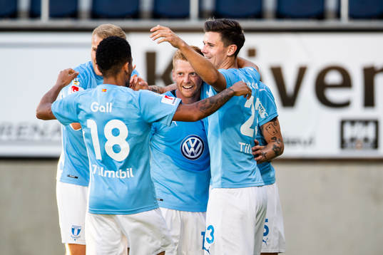 Malmö FFs Sören Rieks kramas om av bl.a Anders