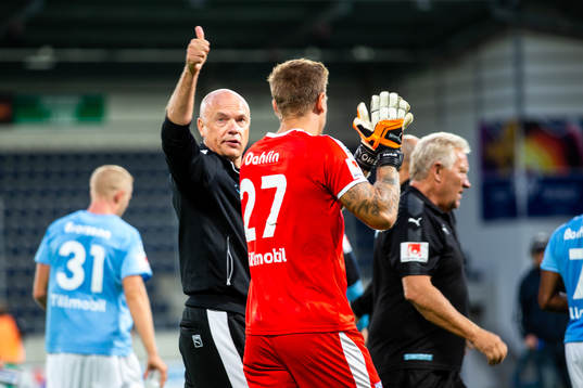 Malmö FFs tränare Uwe Rösler gör tummen upp mot publiken