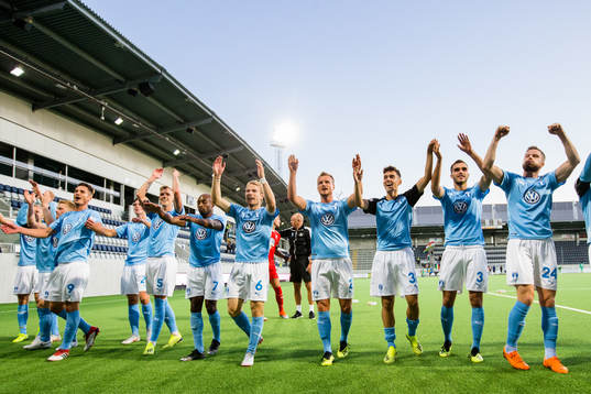 Malmö FF's spelare jublar med fansen