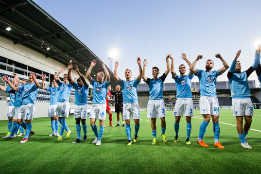 Malmö FF's spelare jublar med fansen