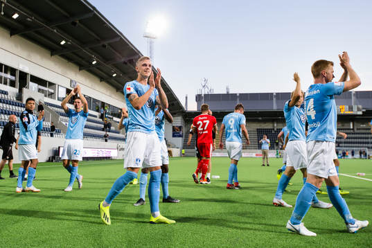 Malmö FFs Sören Rieks (m) jublar med fansen