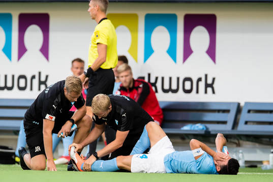 Malmö FFs Behrang Safari ligger på planen och tas hand om