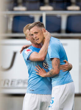 Malmö FFs Sören Rieks gör 0-1 och gratuleras av Anders