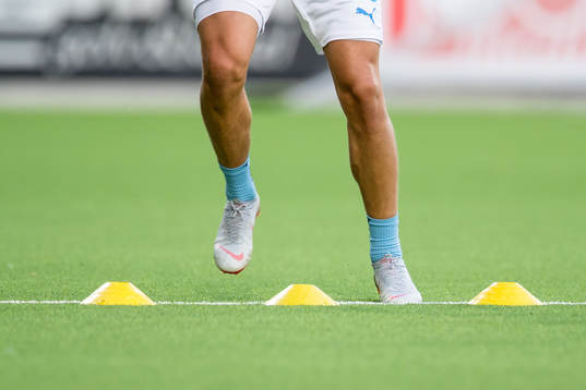 En spelare i Malmö FF värmer upp
