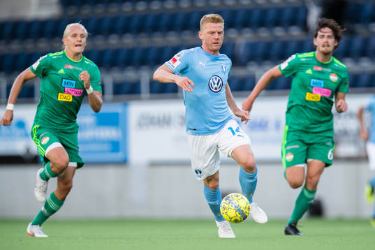 Malmö FFs Anders Christiansen med boll