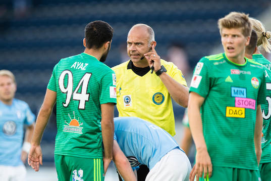 Dalkurds Ferhad Ayaz diskuterar med Domare Robert Daradic