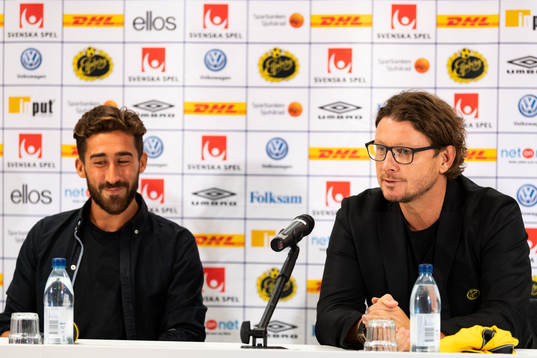 Elfsborgs nyförvärv Frederik Holst med klubbchef Stefan