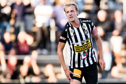 Landskronas Viktor Svensson tar sig för benet