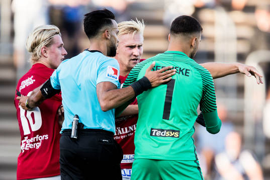 Landskronas målvakt Amr Kaddoura knuffar undan degerfors