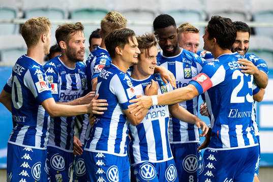 IFK Göteborgs Patrik Karlsson Lagemyr blir omkramad
