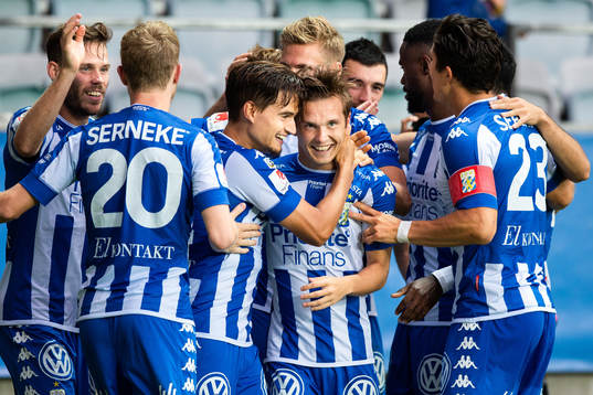 IFK Göteborgs Patrik Karlsson Lagemyr blir omkramad