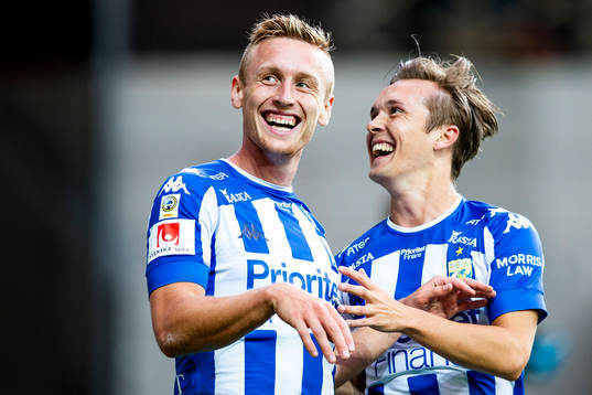 IFK Göteborgs Sebastian Ohlsson jublar med Patrik Karlsson