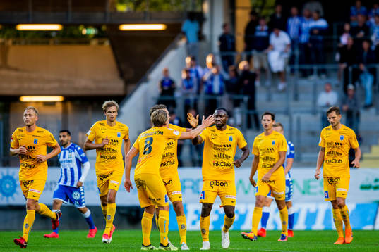 Sirius Moses Ogbu kramas om av lagkamraterna