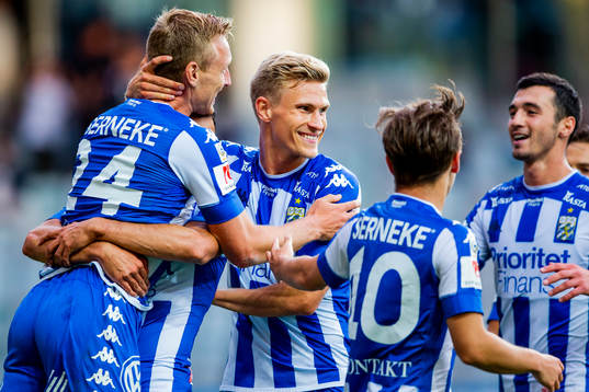 IFK Göteborgs Sebastian Ohlsson kramas om av lagkamraterna