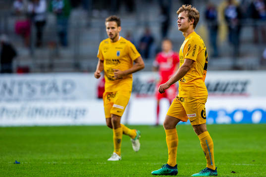 Sirius Sam Lundholm tittar mot sin klack