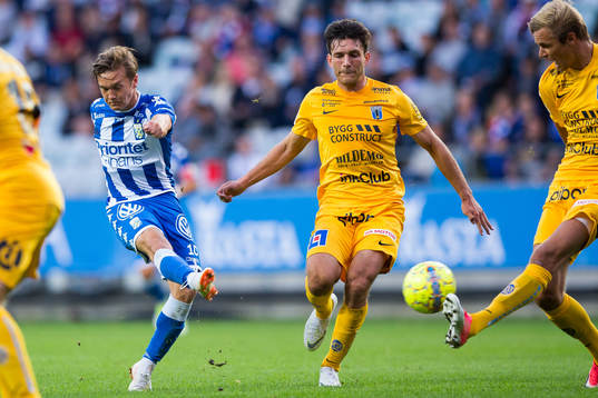 IFK Göteborgs Patrik Karlsson Lagemyr  skjuter ett skott